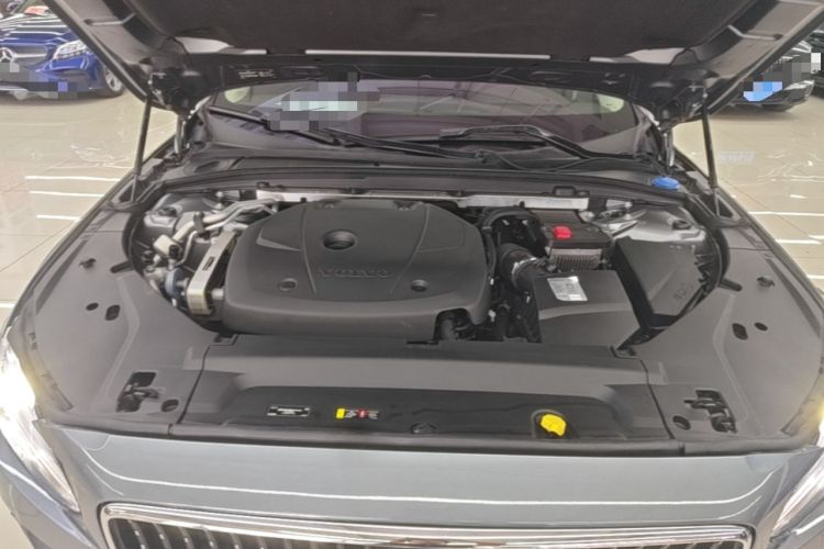 Used Volvo V90 2019 Cross Country T5 AWD Smart Range Version China VI Standard Engine Bay