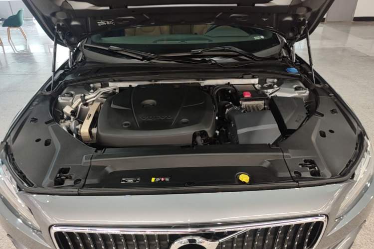 Used Volvo V90 2019 Cross Country T5 AWD Smart Range Version China VI Standard Engine Bay