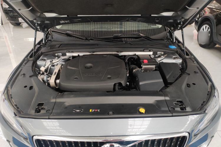 Used Volvo V90 2019 Cross Country T5 AWD Smart Range Version China VI Standard Engine Bay