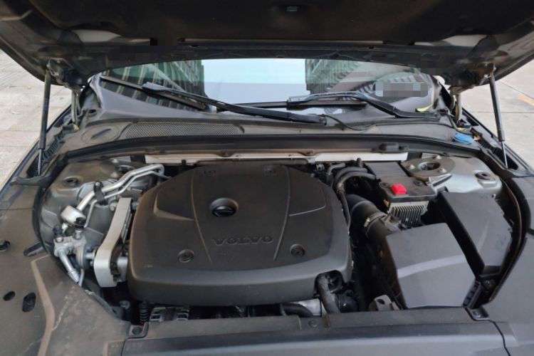Used Volvo V90 2019 Cross Country T5 AWD Luxury Edition China VI Standard Engine Bay