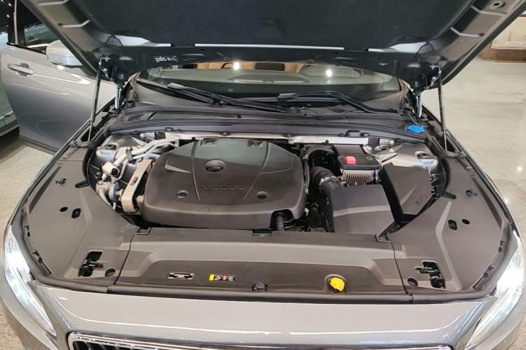 Used Volvo V90 2019 Cross Country T5 AWD Smart Range Version China VI Standard Engine Bay
