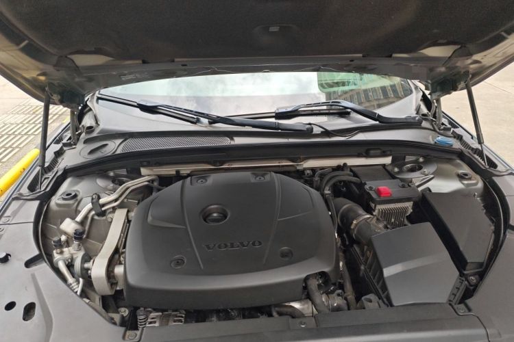 Used Volvo V90 2019 Cross Country T5 AWD Luxury Edition China VI Standard Engine Bay