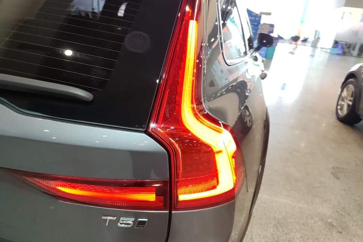 Used Volvo V90 2019 Cross Country T5 AWD Smart Range Version China VI Standard Exterior 3