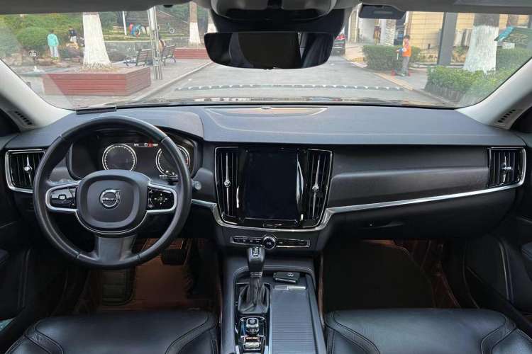 Used Volvo V90 2019 Cross Country T5 AWD Smart Range Version China VI Standard Interior 1