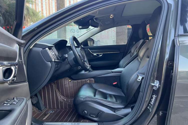 Used Volvo V90 2019 Cross Country T5 AWD Smart Range Version China VI Standard Interior 2