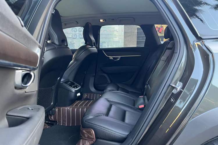 Used Volvo V90 2019 Cross Country T5 AWD Smart Range Version China VI Standard Interior 3