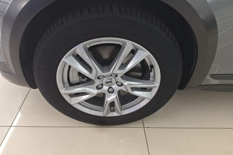 Used Volvo V90 2019 Cross Country T5 AWD Smart Range Version China VI Standard Left Front Wheel Hub