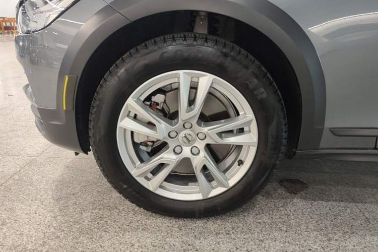 Used Volvo V90 2019 Cross Country T5 AWD Smart Range Version China VI Standard Left Front Wheel Hub