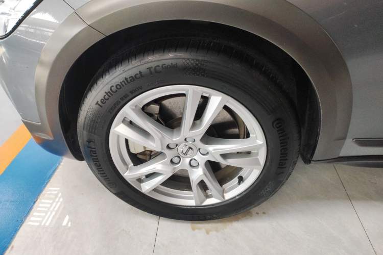 Used Volvo V90 2019 Cross Country T5 AWD Smart Range Version China VI Standard Left Front Wheel Hub
