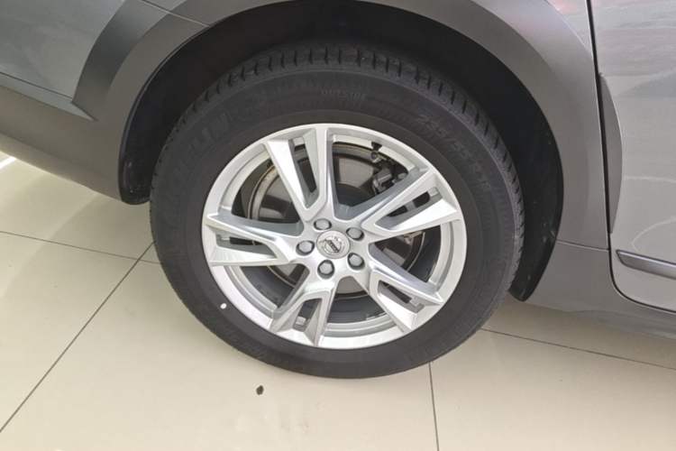 Used Volvo V90 2019 Cross Country T5 AWD Smart Range Version China VI Standard Right Rear Wheel Hub