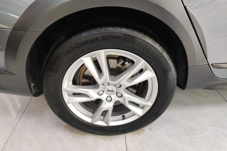 Used Volvo V90 2019 Cross Country T5 AWD Smart Range Version China VI Standard Right Rear Wheel Hub
