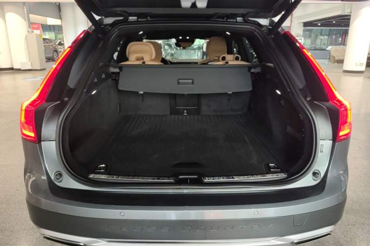 Used Volvo V90 2019 Cross Country T5 AWD Smart Range Version China VI Standard Trunk