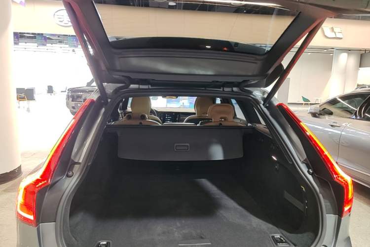 Used Volvo V90 2019 Cross Country T5 AWD Smart Range Version China VI Standard Trunk