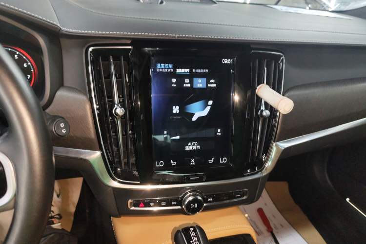 Used Volvo V90 2019 Cross Country T5 AWD Luxury Edition China VI Standard Audio And AC Panel