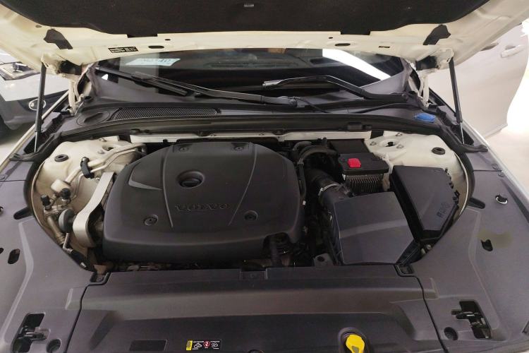 Used Volvo V90 2019 Cross Country T5 AWD Luxury Edition China VI Standard Engine Bay