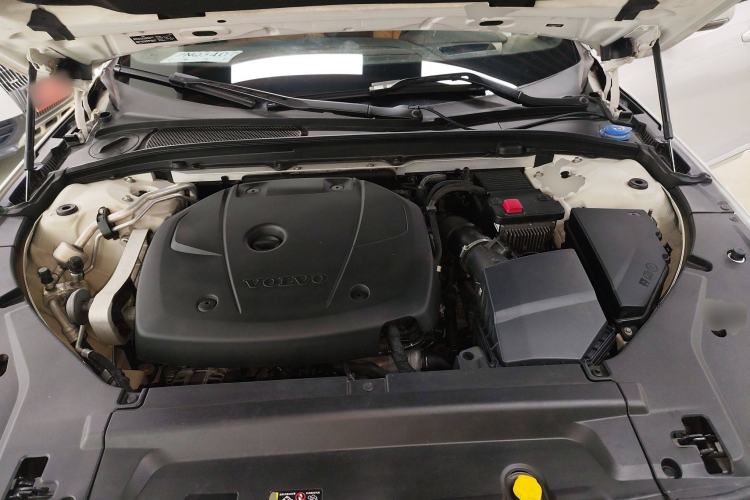 Used Volvo V90 2019 Cross Country T5 AWD Luxury Edition China VI Standard Engine Bay