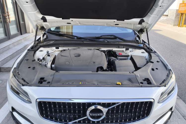 Used Volvo V90 2019 Cross Country T5 AWD Smart Range Version China VI Standard Engine Bay