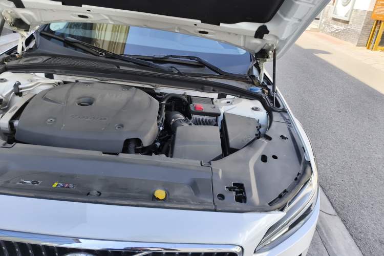 Used Volvo V90 2019 Cross Country T5 AWD Smart Range Version China VI Standard Engine Bay Left