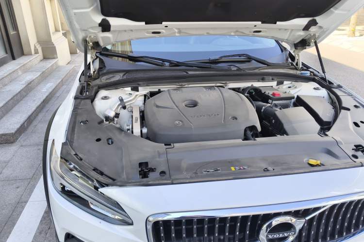 Used Volvo V90 2019 Cross Country T5 AWD Smart Range Version China VI Standard Engine Bay Right