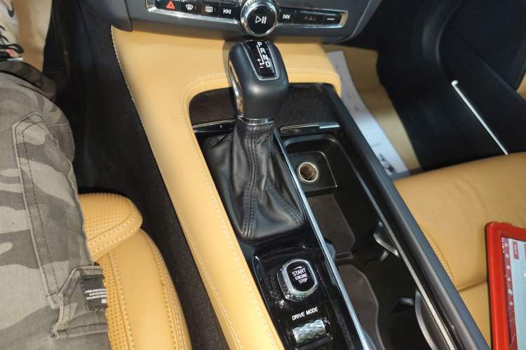 Used Volvo V90 2019 Cross Country T5 AWD Luxury Edition China VI Standard Gear Lever