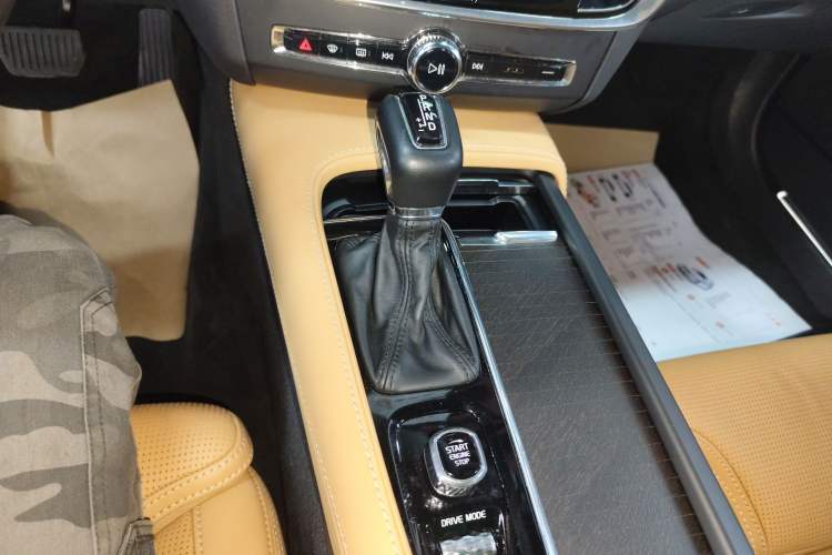 Used Volvo V90 2019 Cross Country T5 AWD Luxury Edition China VI Standard Gear Lever