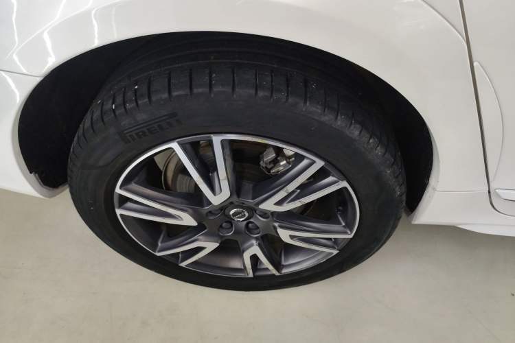 Used Volvo V90 2019 Cross Country T5 AWD Luxury Edition China VI Standard Right Rear Wheel Hub