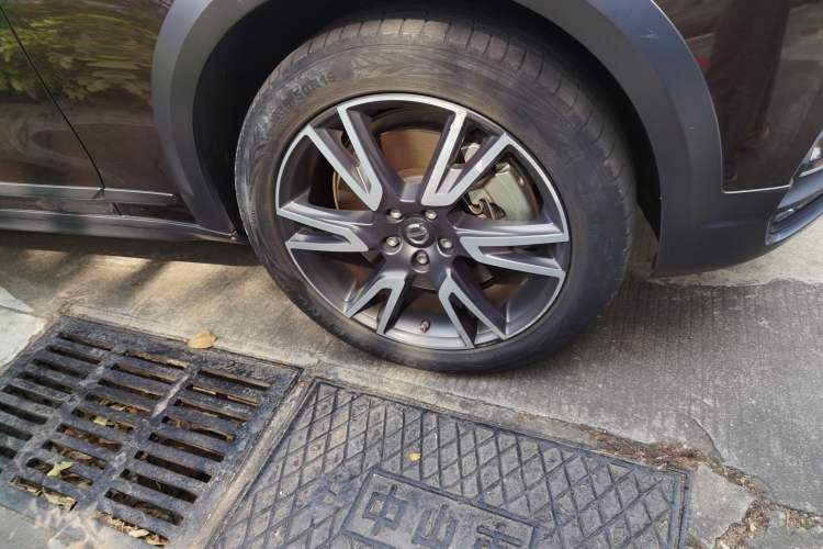 Used Volvo V90 2020 Cross Country T5 AWD Smart Range Edition Right Front Wheel Hub