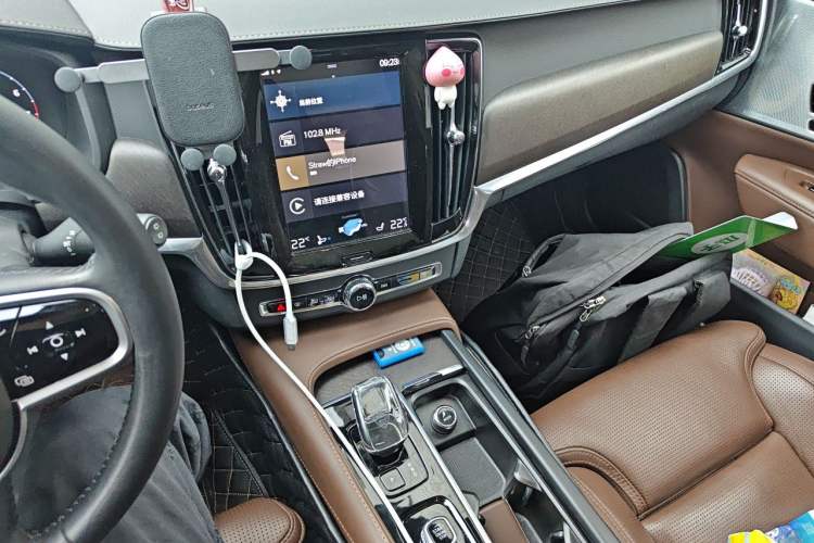 Used Volvo V90 2020 Cross Country T5 AWD Prestige Edition Audio And AC Panel