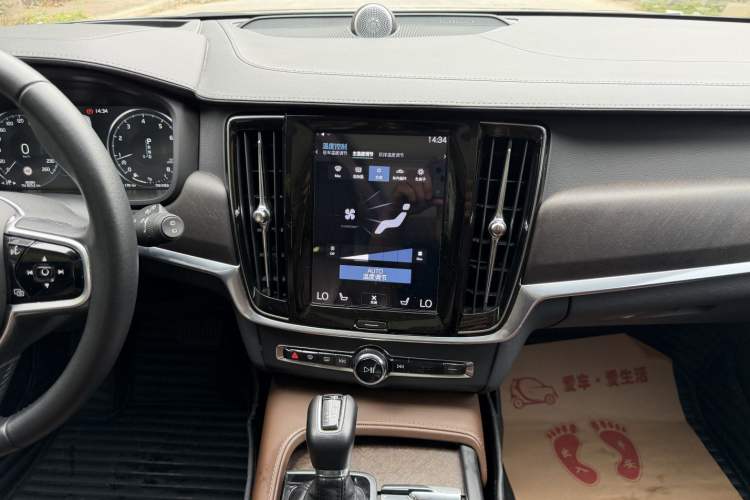 Used Volvo V90 2020 Cross Country T5 AWD Prestige Edition Audio And AC Panel