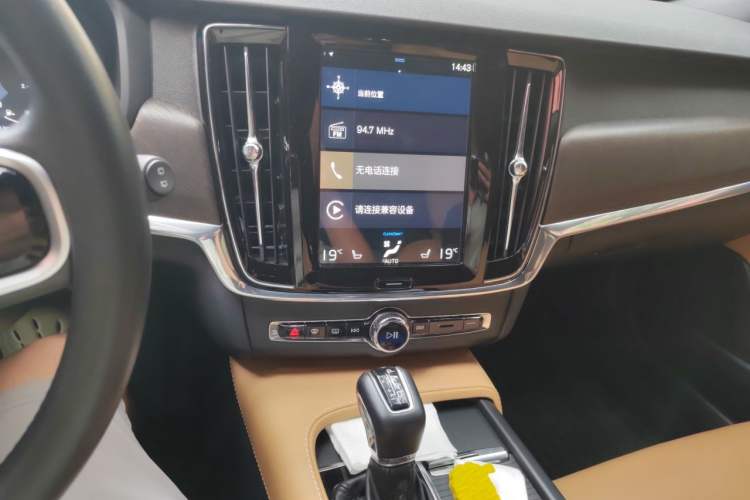 Used Volvo V90 2020 Cross Country T5 AWD Smart Range Edition Audio And AC Panel