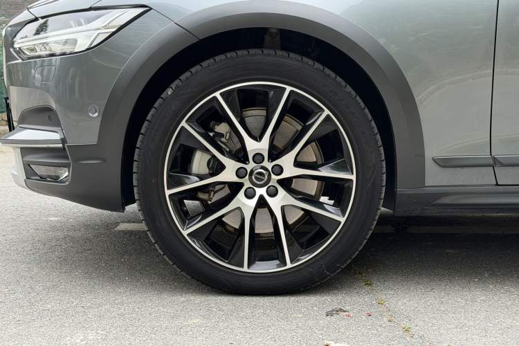 Used Volvo V90 2020 Cross Country T5 AWD Prestige Edition Exterior 2
