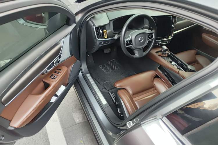 Used Volvo V90 2020 Cross Country T5 AWD Prestige Edition Interior 3