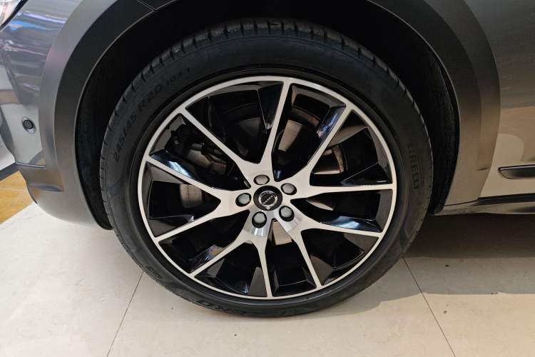 Used Volvo V90 2020 Cross Country T5 AWD Prestige Edition Left Front Wheel Hub