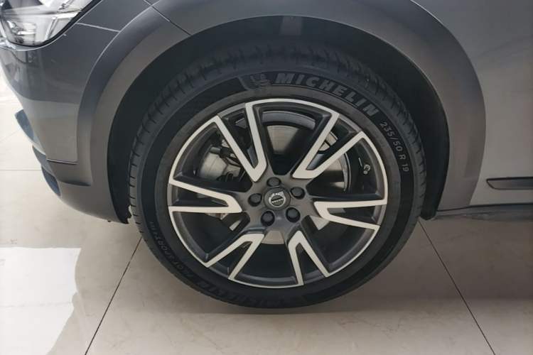 Used Volvo V90 2020 Cross Country T5 AWD Smart Range Edition Left Front Wheel Hub