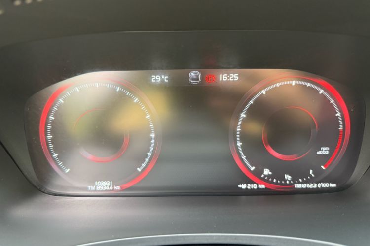 Used Volvo V90 2020 Facelifted Cross Country T5 AWD Zhiyuan Edition Odometer Close Up