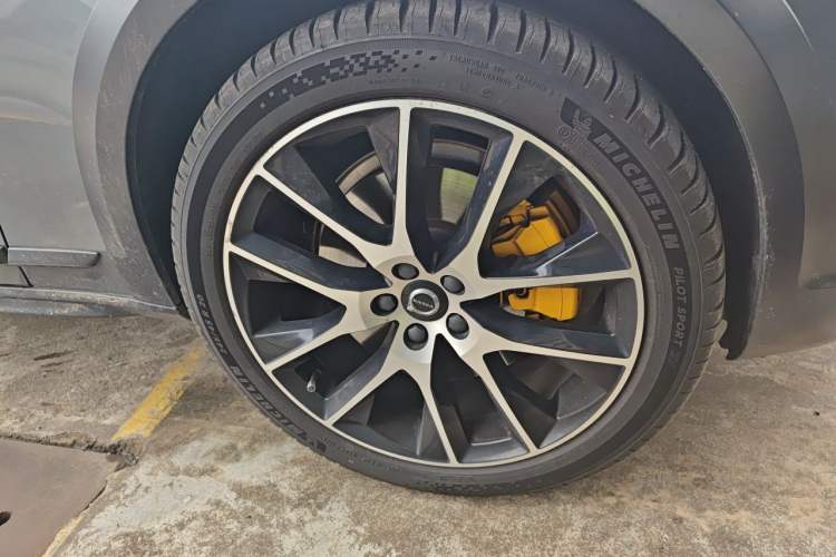 Used Volvo V90 2020 Cross Country T5 AWD Prestige Edition Right Front Wheel Hub