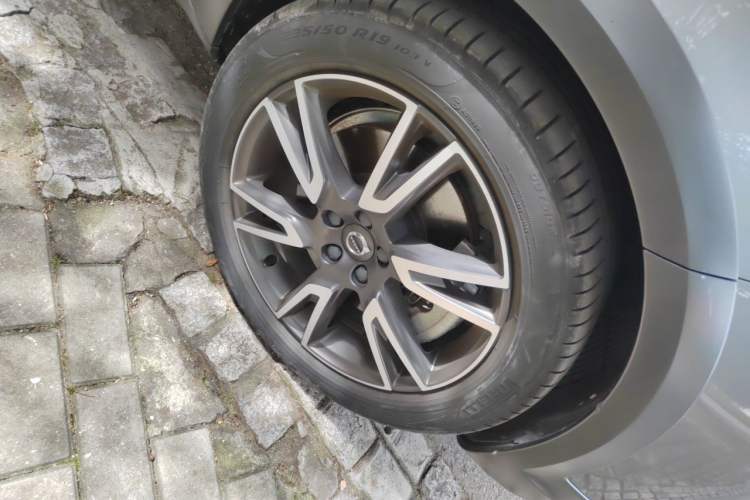 Used Volvo V90 2020 Cross Country T5 AWD Smart Range Edition Right Front Wheel Hub