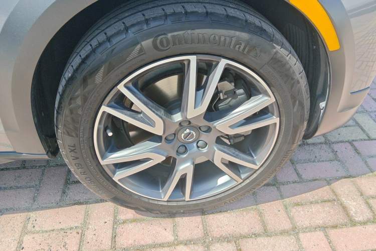 Used Volvo V90 2020 Cross Country T5 AWD Smart Range Edition Right Front Wheel Hub