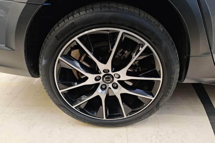 Used Volvo V90 2020 Cross Country T5 AWD Prestige Edition Right Rear Wheel Hub