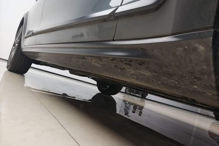 Used Volvo V90 2020 Cross Country T5 AWD Smart Range Edition Right Side Sill