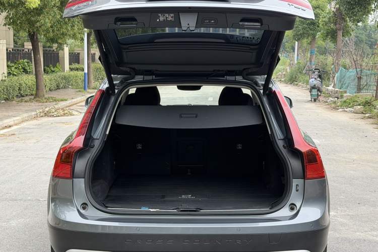 Used Volvo V90 2020 Cross Country T5 AWD Prestige Edition Trunk