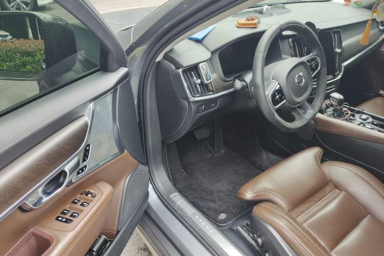 Used Volvo V90 2020 Cross Country T5 AWD Prestige Edition Driver Seat
