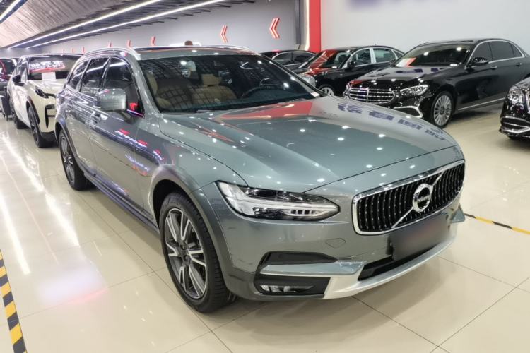 Used Volvo V90 2020 Cross Country T5 AWD Smart Range Edition Front Right 45 Deg