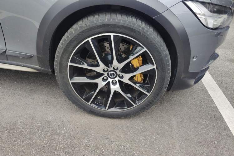 Used Volvo V90 2020 Cross Country T5 AWD Prestige Edition Right Front Wheel Hub