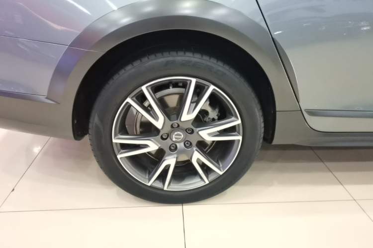 Used Volvo V90 2020 Cross Country T5 AWD Smart Range Edition Right Rear Wheel Hub
