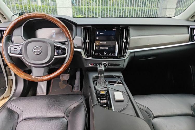Used Volvo V90 2020 Cross Country T5 AWD Smart Range Edition Center Console