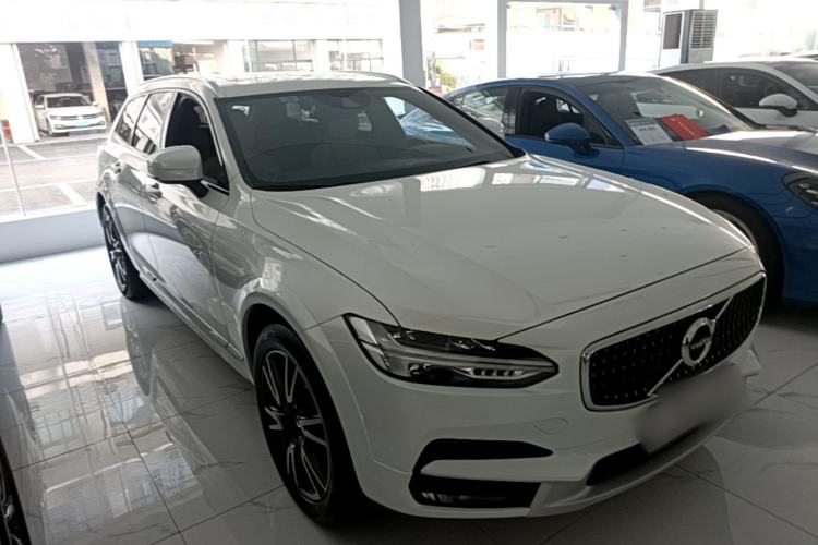 Used Volvo V90 2020 Cross Country T5 AWD Smart Range Edition Front Right 45 Deg