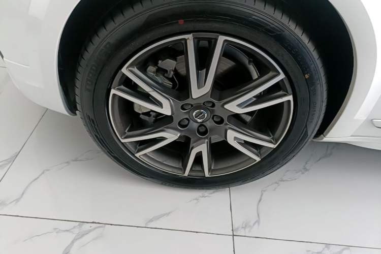 Used Volvo V90 2020 Cross Country T5 AWD Smart Range Edition Left Front Wheel Hub