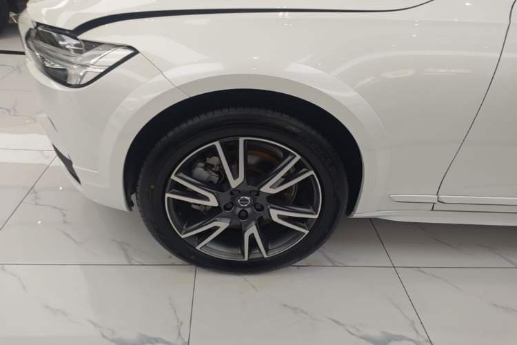 Used Volvo V90 2020 Cross Country T5 AWD Smart Range Edition Left Front Wheel Hub