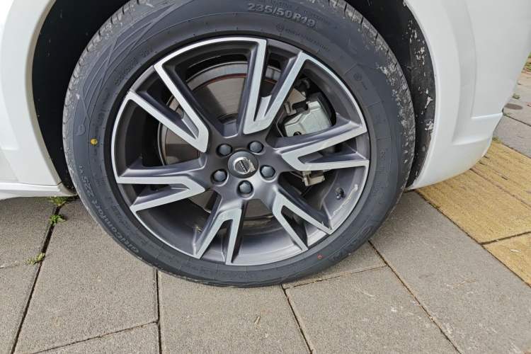 Used Volvo V90 2020 Cross Country T5 AWD Smart Range Edition Right Front Wheel Hub